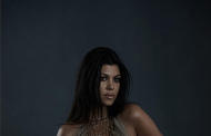 Pregnant Kourtney Kardashian poses nude