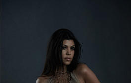 Pregnant Kourtney Kardashian poses nude