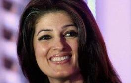 Twinkle Khanna, Chetan Bhagat involved in Twitter debate