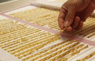 Gold skids below Rs 27k mark on heavy stockists selling