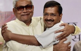 Nitish Kumar shares dais with Arvind Kejriwal, both attack Narendra Modi