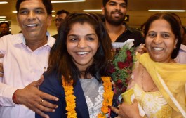 Sakshi reaches Haryana, presented Rs 2.5 crore cheque