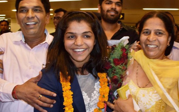 Sakshi reaches Haryana, presented Rs 2.5 crore cheque