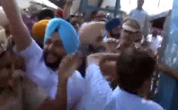 Kejriwal heckled by protesters at Delhi, Ludhiana railway stat